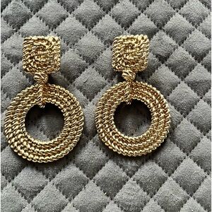 Beautiful gold coloured earrings
